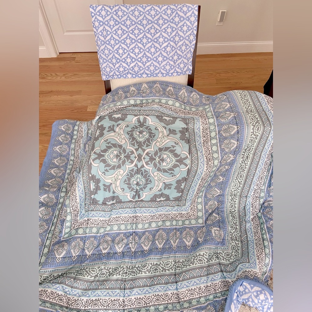 Full comforter with 2 shams